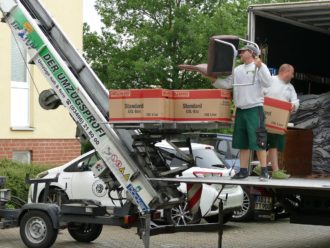 Beladen des Transporters mit Umzugskartons