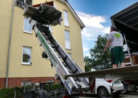 Möbelaufzug vom Fenster zur Ladefläche des Transporters